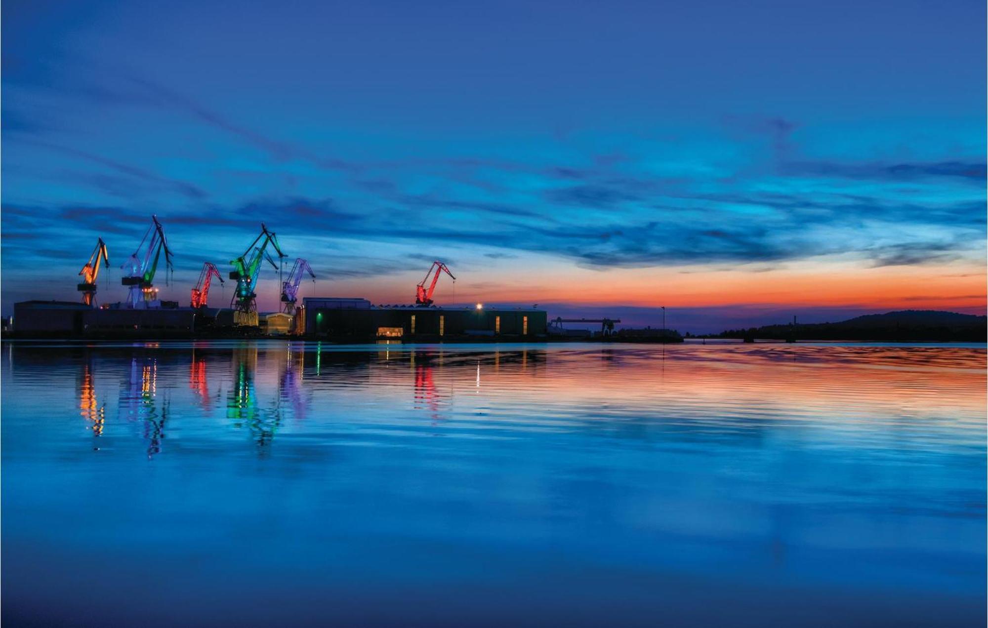 Stunning In With Outdoor Swimming Pool Vikendica *