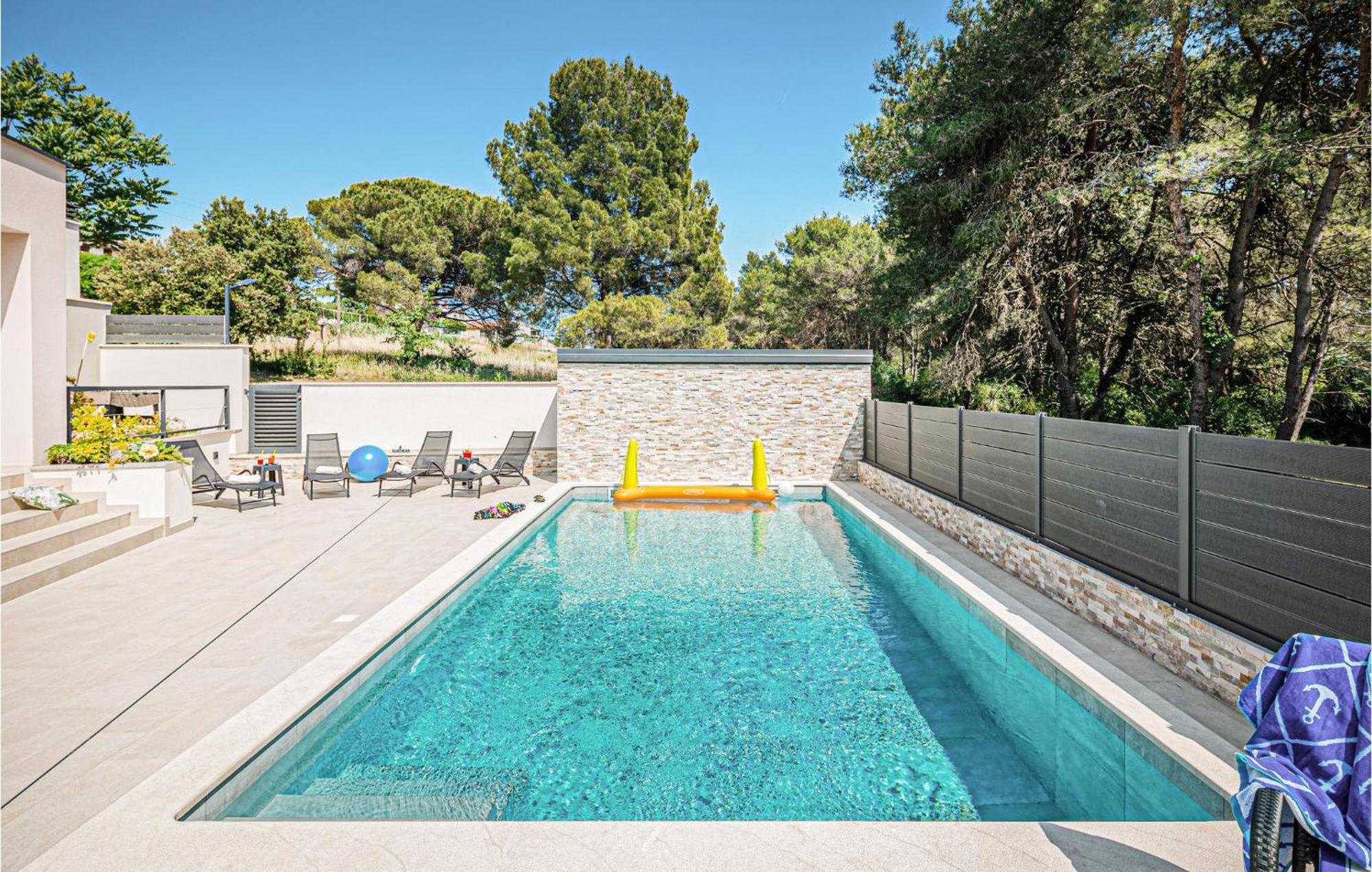 Vikendica Stunning In With Outdoor Swimming Pool Pula