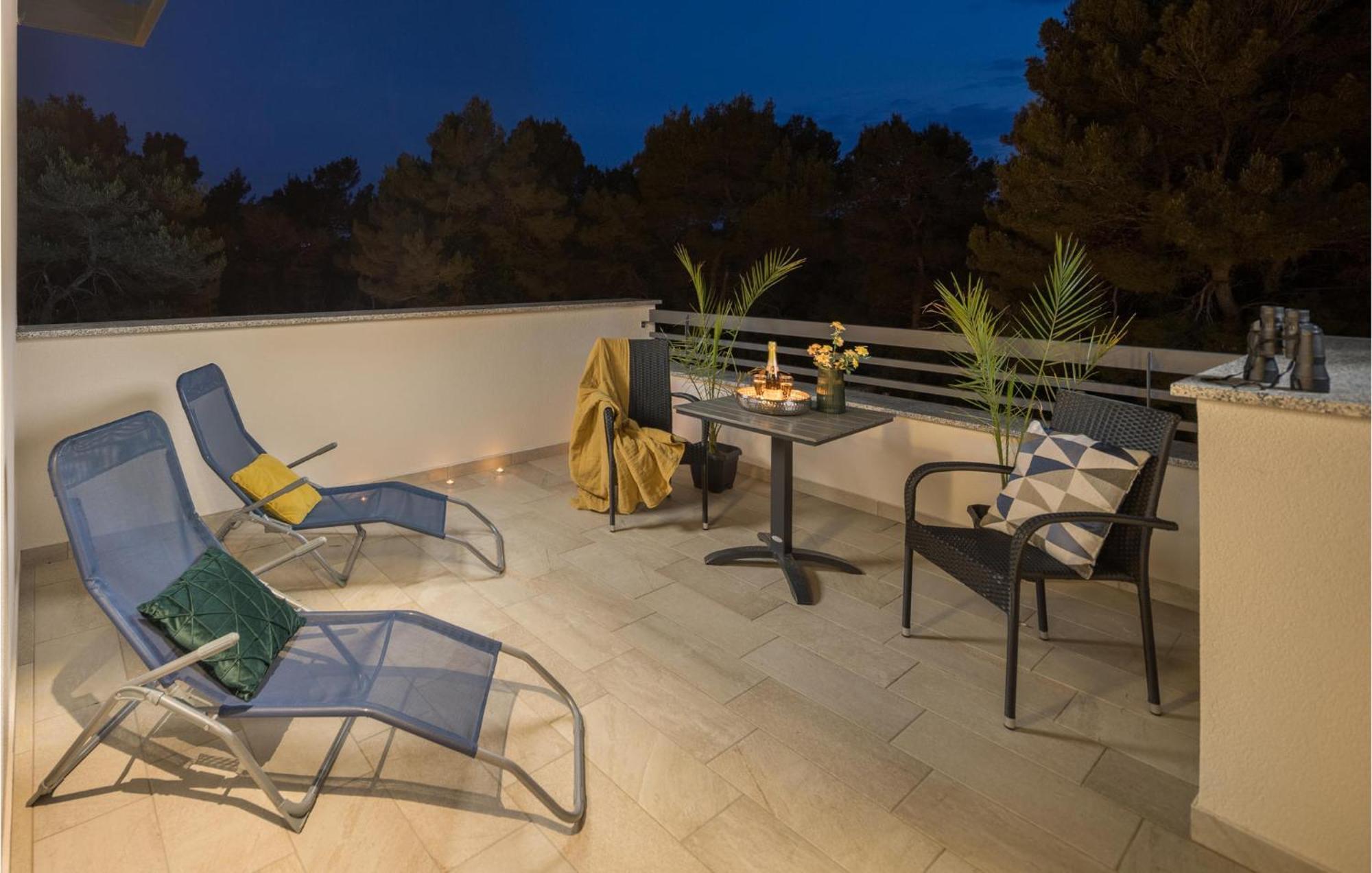 Stunning In With Outdoor Swimming Pool *