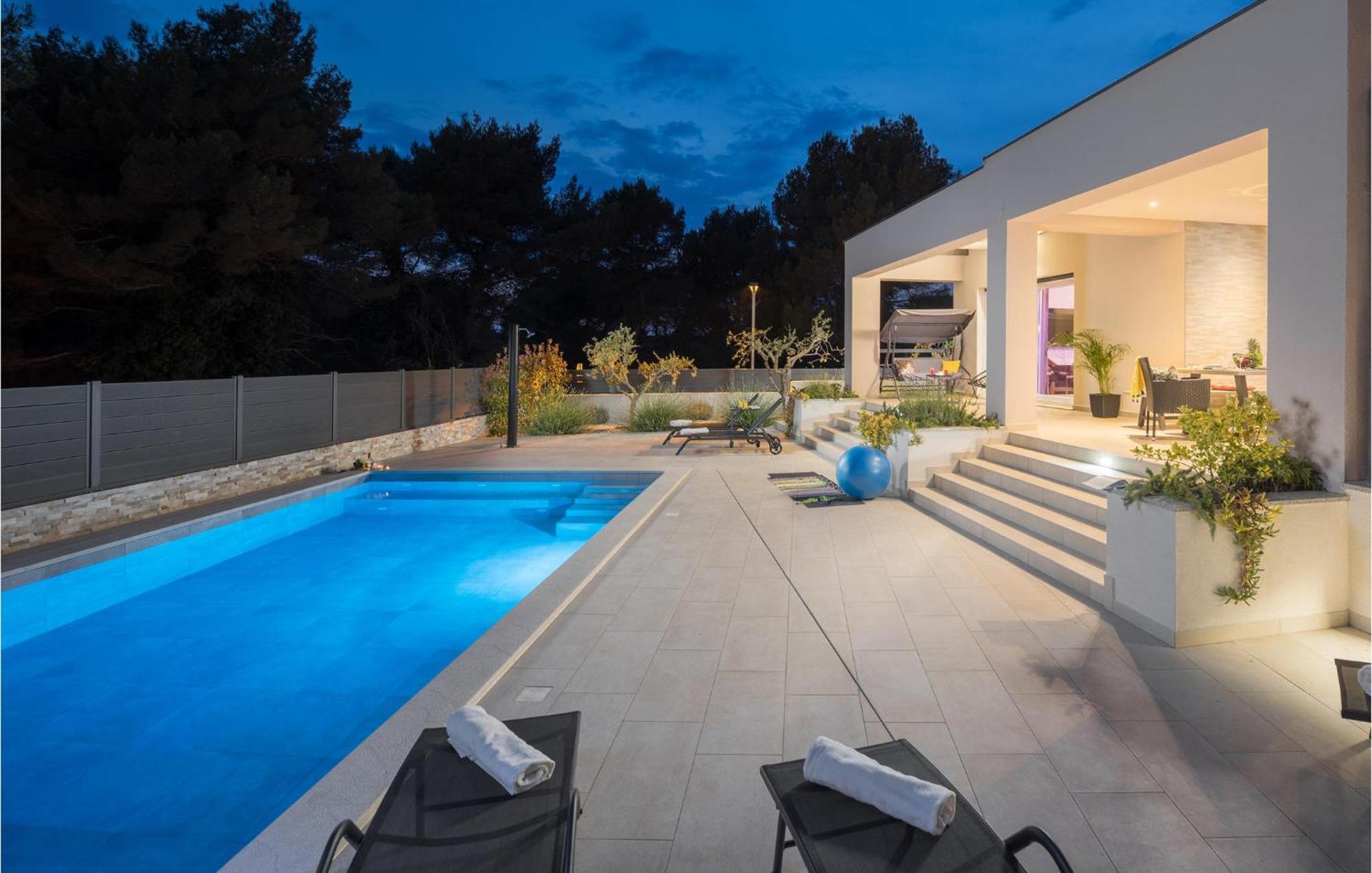 Stunning In With Outdoor Swimming Pool